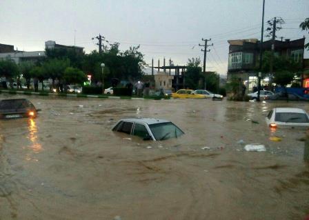سیلاب در خنج استان فارس ، وانت را با خود برد+جزئیات