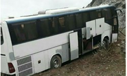 حادثه برای مسافران شیراز -تهران در جاده سلفچگان/ 12 کشته و زخمی در تصادف اتوبوس با تریلر