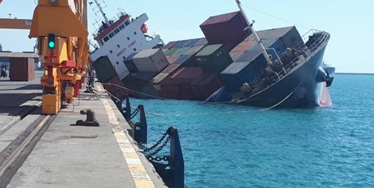 غرق شدن  کشتی کانتینری در بندر شهید رجایی بندرعباس/ نجات همه سرنشینان+عکس