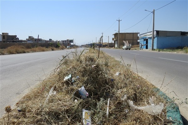 استقبال از شهروندان با خار و خاشاک: تزیین ورودی های دهدشت با علفهای هرز و زباله های ساختمانی/تصاویر