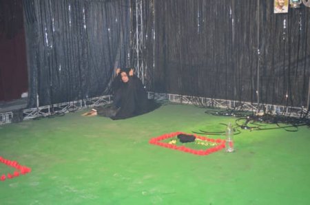 تئاتر «گلزخم»در دهدشت به روی صحنه رفت/به تصویر کشیدن صبوری مادران شهدا با هنر نمایش/گزارش تصویری