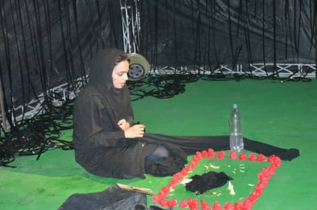 تئاتر «گلزخم»در دهدشت به روی صحنه رفت/به تصویر کشیدن صبوری مادران شهدا با هنر نمایش/گزارش تصویری