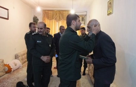 فرمانده سپاه فتح کهگیلویه و بویراحمد با خانواده شهید پردال در گچساران دیدار کرد+تصاویر