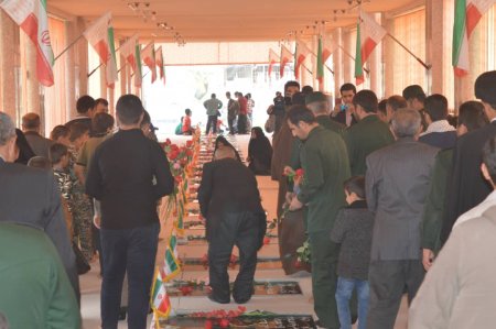 گزارش تصویری از مراسم گلباران مزار شهدای شهر دهدشت به مناسبت هفته بسیج