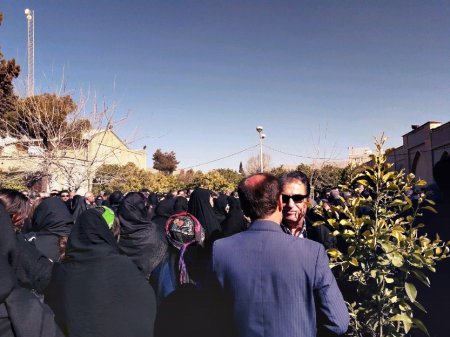 گزارش تصویر تشییع ملک پورخان باشتی در شیراز با حضور اقشار مختلف