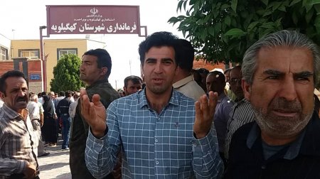تجمع اعتراض‌آمیز مردم روستای طولیان مقابل فرمانداری کهگیلویه/گزارش تصویری