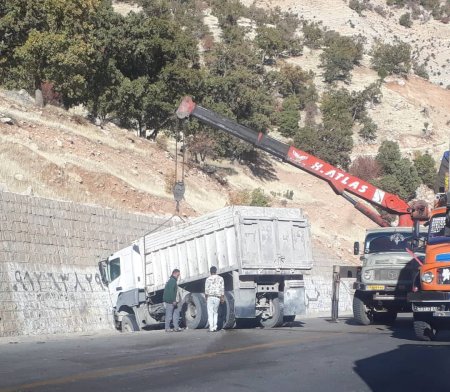 له شدن خودروی پژو پارس در برخورد با کامیون در جاده یاسوج-بابا میدان/تصاویر