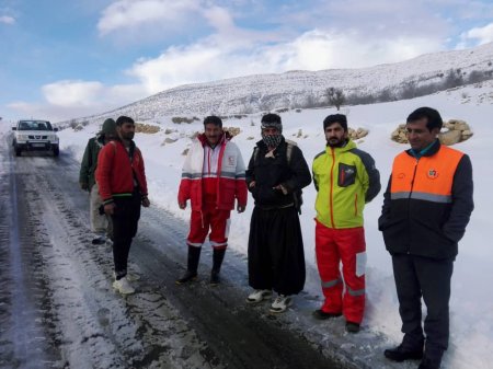 3 نفر گرفتار در برف منطقه طسوج شهرستان چرام نجات یافتند/تصاویر
