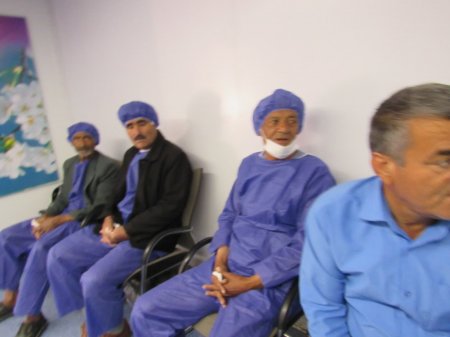 ویزیت رایگان بیماران چشم پزشکی توسط وزیر سابق بهداشت در لنده + تصاویر