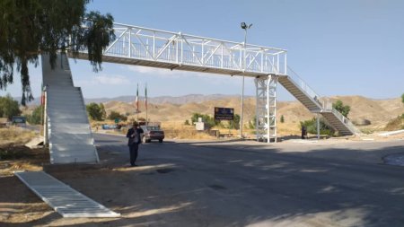 پل هوایی عابر پیاده روستای نهضت آباد شهرستان کهگیلویه نصب شد /تصاویر