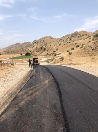 آغاز عملیات روکش آسفالت جاده ارتباطی روستای بلربیشه شهرستان کهگیلویه+تصاویر