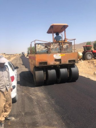 آغاز عملیات روکش آسفالت جاده ارتباطی روستای بلربیشه شهرستان کهگیلویه+تصاویر