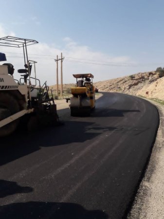 رئیس اداره راهداری و حمل و نقل جاده‌ای شهرستان بهمئی خبر داد:   آغاز عملیات روکش آسفالت لیکک -ماغر/تصاویر 