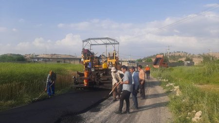 آغاز عملیات روکش آسفالت روستای شهید آران شهرستان کهگیلویه/تصاویر