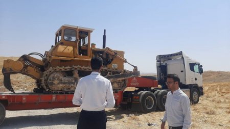 فرماندار شهرستان کهگیلویه خبر داد:  انتقال یک دستگاه بلدوزر به محل سایت دفن زباله دهدشت/تصاویر