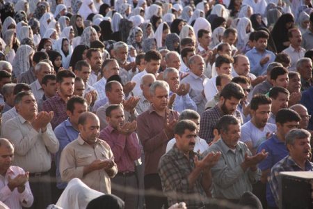 گزارش تصویری از نماز عید فطر دربام نفتی ایران +تصاویر