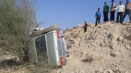 سرنشینان خودرو که درخت بادام به جانشان رسید +تصاویر