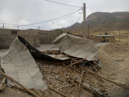 رئیس هلال احمرشهرستان ممسنی خبرداد:تخریب چندمنزل روستایی دراثر تندبادشدید+تصاویر