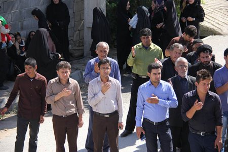 عزاداران حسینی "دهستان راک"نماز ظهر عاشورا را درجوار شهدا اقامه کردند+تصاویر