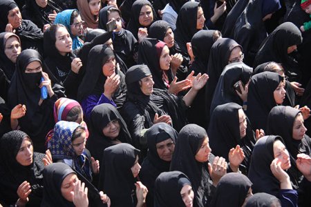 عزاداران حسینی "دهستان راک"نماز ظهر عاشورا را درجوار شهدا اقامه کردند+تصاویر