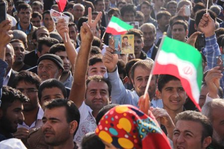 ورزشگاه شهر لیکک مملو از مشتاقان سید محمد موحد/بهمئی  گچساران کهگیلویه است /هیچ وزیری سراغ ندارید که موحد رانشناسد+گزارش تصویری