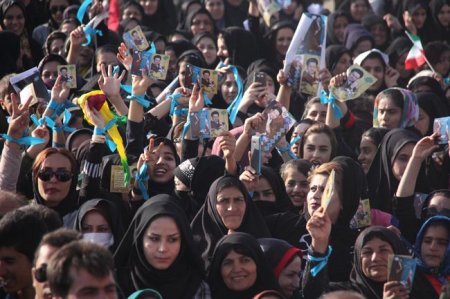 ورزشگاه شهر لیکک مملو از مشتاقان سید محمد موحد/بهمئی  گچساران کهگیلویه است /هیچ وزیری سراغ ندارید که موحد رانشناسد+گزارش تصویری