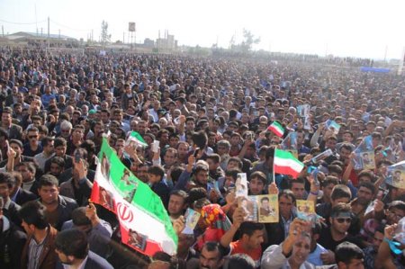 ورزشگاه شهر لیکک مملو از مشتاقان سید محمد موحد/بهمئی  گچساران کهگیلویه است /هیچ وزیری سراغ ندارید که موحد رانشناسد+گزارش تصویری