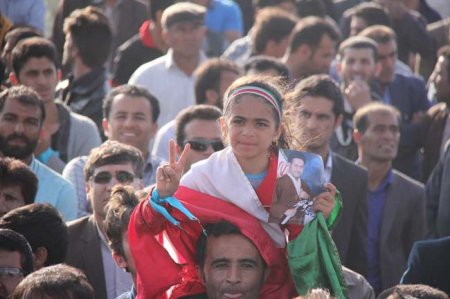 ورزشگاه شهر لیکک مملو از مشتاقان سید محمد موحد/بهمئی  گچساران کهگیلویه است /هیچ وزیری سراغ ندارید که موحد رانشناسد+گزارش تصویری