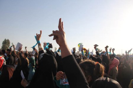 ورزشگاه شهر لیکک مملو از مشتاقان سید محمد موحد/بهمئی  گچساران کهگیلویه است /هیچ وزیری سراغ ندارید که موحد رانشناسد+گزارش تصویری