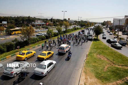 گلبارنژاد در آرامگاه ابدی آرام گرفت/ استقبال پرشور مردم شیراز از جانباز پارالمپیکی با مداحی پیروانی+تصاویر