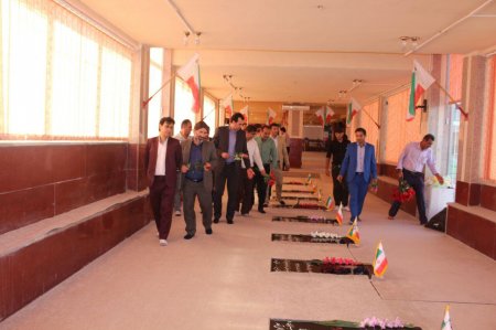 غبارروبی مزار شهدا به مناسبت هفته تربیت بدنی در شهر دهدشت/تصاویر