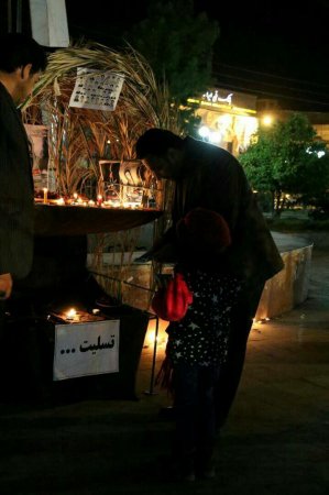 روشن کردن شمع به یاد جانباختگان سانحه نفتکش سانچی در دهدشت/تصاویر