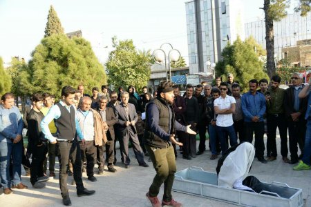 تئاتر خیابانی (مرگ پایان زندگی نیست) در پارک میدان مرکزی شهر دهدشت برگزار شد/تصاویر