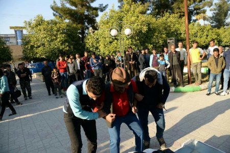 تئاتر خیابانی (مرگ پایان زندگی نیست) در پارک میدان مرکزی شهر دهدشت برگزار شد/تصاویر