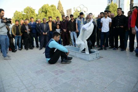 تئاتر خیابانی (مرگ پایان زندگی نیست) در پارک میدان مرکزی شهر دهدشت برگزار شد/تصاویر