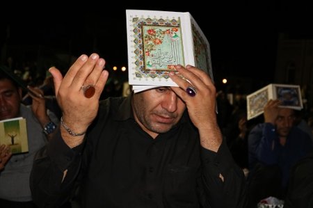 به روایت تصویر؛حال و هوای گلزار شهدای گچساران در آخرین شب قدر رمضان97/دستانی رو به آسمان