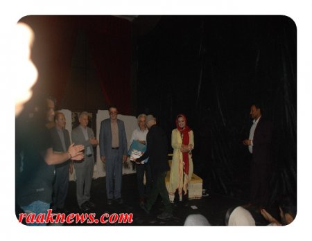 حضور فرماندار کهگیلویه در فرهنگسرای ارشاد/نیکبخت هم نمایش مرثیه ای بر یک رؤیا را تماشا کرد،هم از اعضای گروه نمایش مردم تجلیل کرد/تصاویر