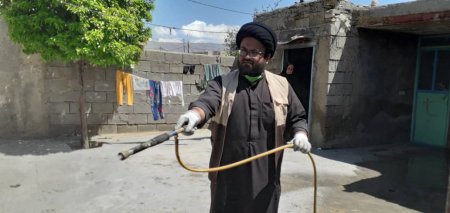 گزارش تصویری از خدمت‌رسانی طلاب جهادی روستای طولیان کهگیلویه برای مقابله با کرونا