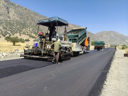 رئیس راهداری و حمل و نقل جاده‌ای شهرستان چرام خبر داد:  آغاز عملیات لکه گیری و روکش آسفالت محور سرفاریاب-تنگ پیرزال/تصاویر