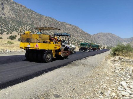 رئیس راهداری و حمل و نقل جاده‌ای شهرستان چرام خبر داد:  آغاز عملیات لکه گیری و روکش آسفالت محور سرفاریاب-تنگ پیرزال/تصاویر