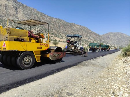 رئیس راهداری و حمل و نقل جاده‌ای شهرستان چرام خبر داد:  آغاز عملیات لکه گیری و روکش آسفالت محور سرفاریاب-تنگ پیرزال/تصاویر