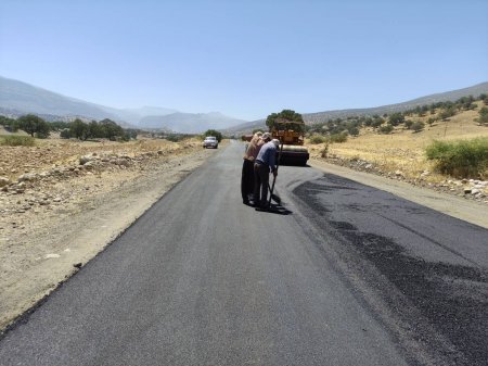 رئیس راهداری و حمل و نقل جاده‌ای شهرستان چرام خبر داد:  آغاز عملیات لکه گیری و روکش آسفالت محور سرفاریاب-تنگ پیرزال/تصاویر