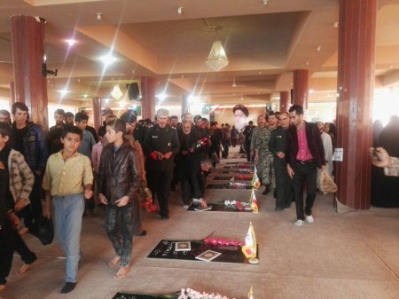 غبارروبی مزار شهدای شهر دهدشت به مناسبت هفته بسیج/تصاویر